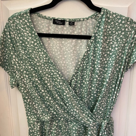 Green Vneck cross over top - Picture 2 of 3